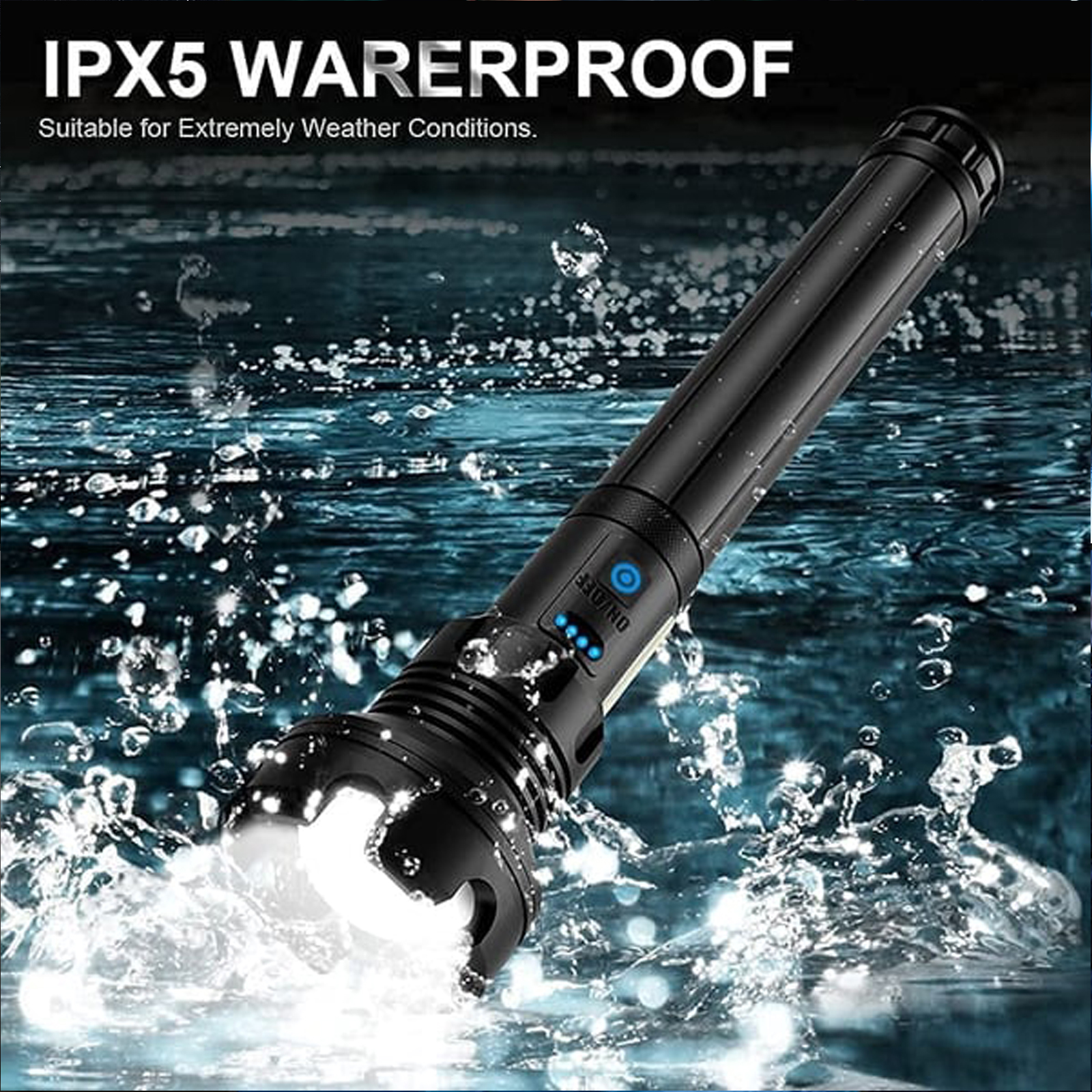 Eine schwarze, wasserdichte Taschenlampe strahlt helles Licht im Wasser aus. Blasen und Wasserspritzer umgeben sie. Der Text 'IPX5 WATERPROOF' ist sichtbar.