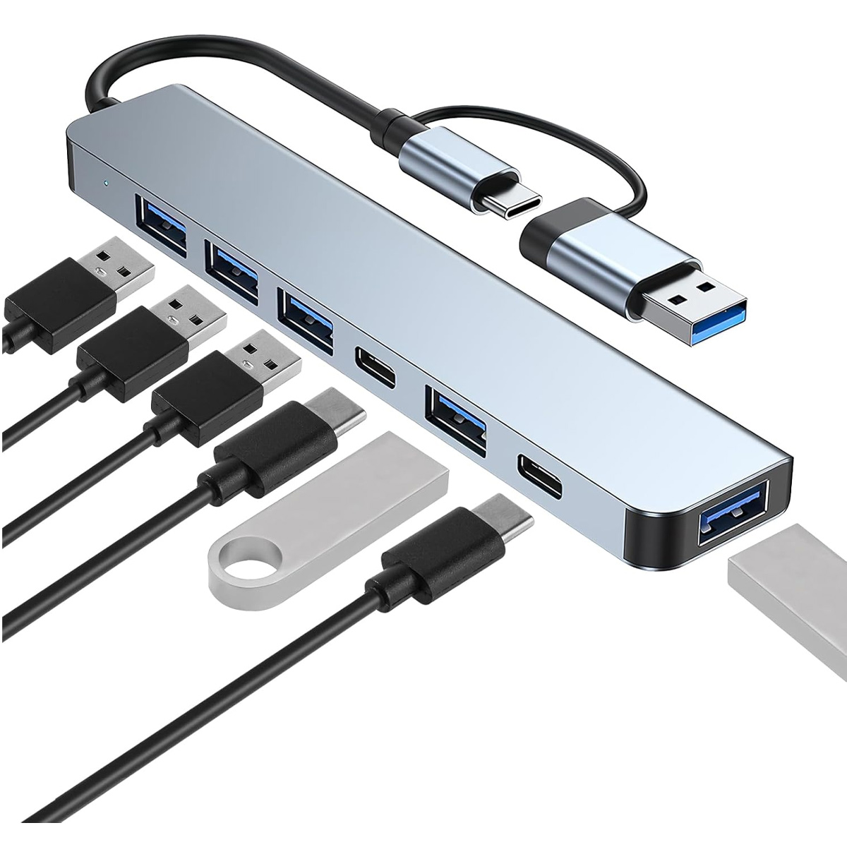 Ein silberner USB-Hub mit mehreren Anschlüssen und angeschlossenen Kabeln. Enthält USB-A, USB-C und verschiedene Steckertypen. Einige USB-Sticks sind ebenfalls vorhanden.