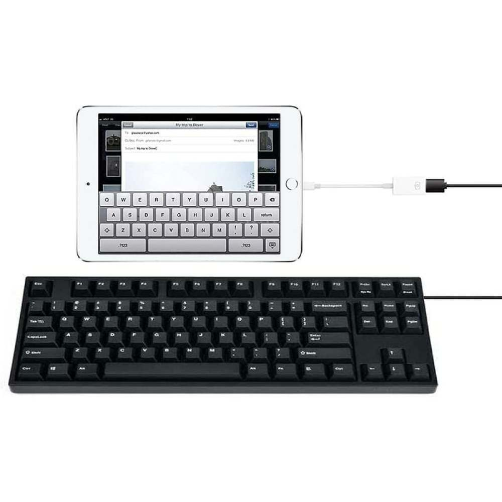 Ein iPad, das mit einer schwarzen Tastatur verbunden ist. Das iPad zeigt eine E-Mail an. Ein weißer Adapter verbindet die Geräte.