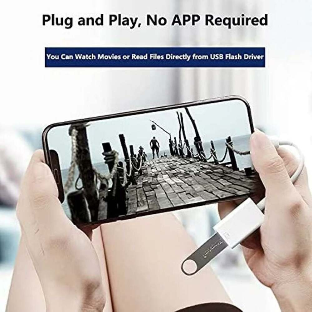 Ein Telefon zeigt eine Brückenszene. Eine Hand hält das Telefon, das mit einem USB-Laufwerk verbunden ist. Text: 'Plug and Play, No APP Required'.
