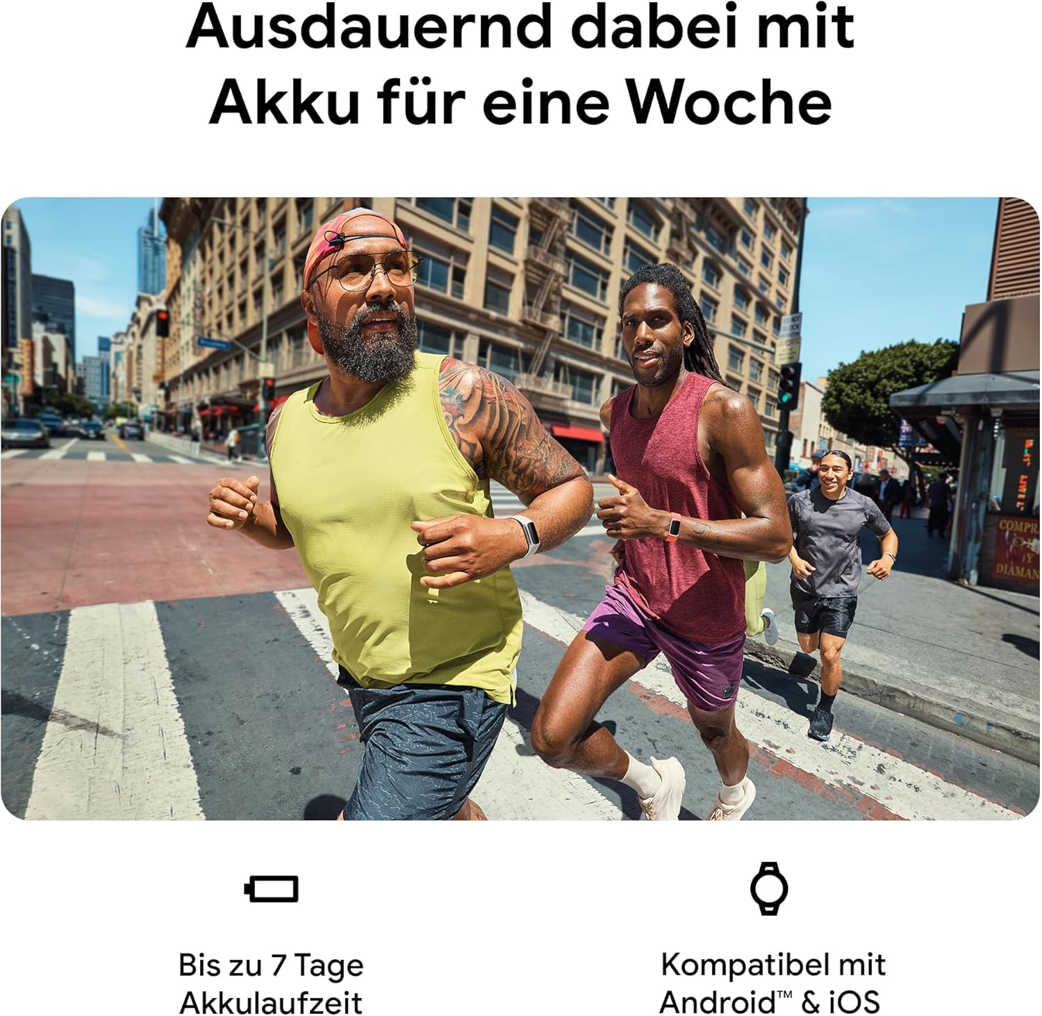 Drei Läufer in der Stadt, einer mit Tattoos. Sie tragen Smartwatches. Gebäude und Straßen im Hintergrund. Text über Akkulaufzeit und Kompatibilität.
