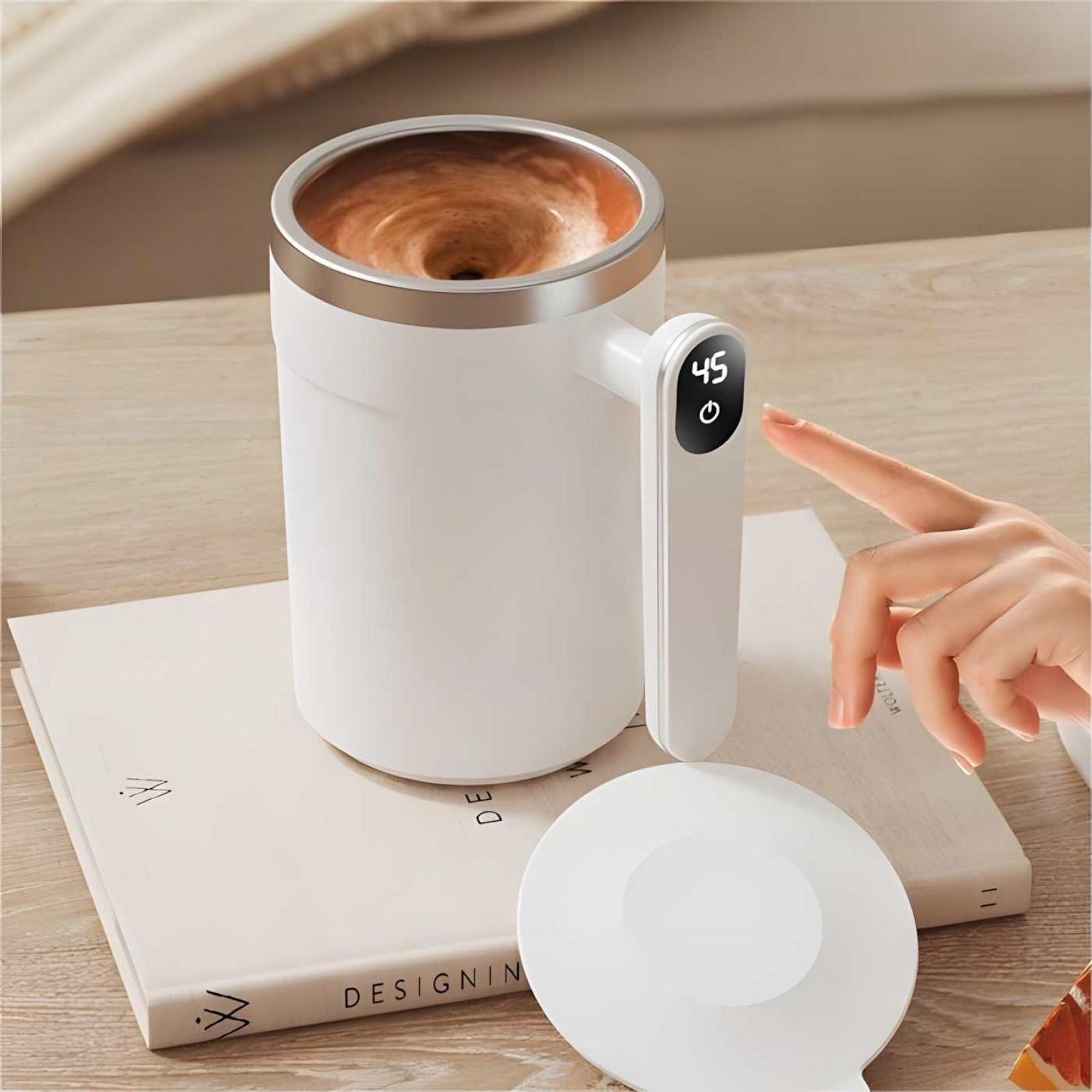 Weißer Becher mit wirbelndem Kaffee, Griff mit Anzeige 45. Deckel daneben. Hand berührt die Anzeige.