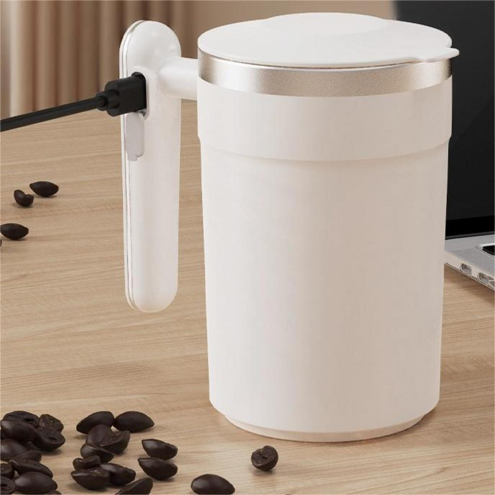 Weißer Becher mit Deckel, Griff und Silberrand, eingesteckt. Kaffeebohnen auf Holzoberfläche verstreut.