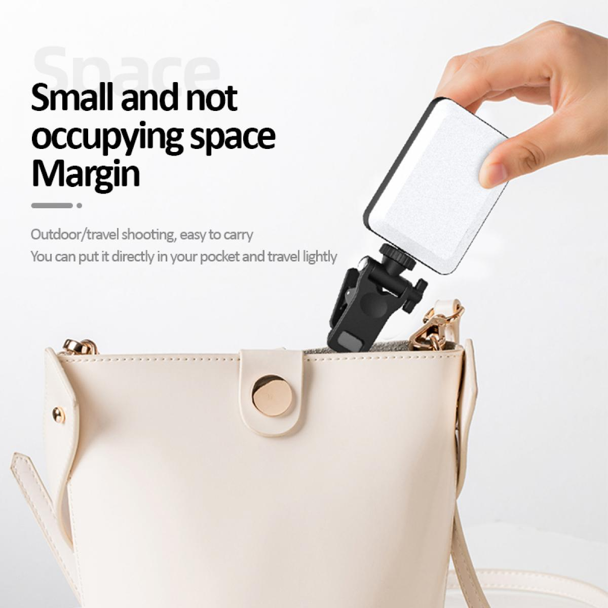 Eine Hand legt ein weißes Licht in eine beige Handtasche. Text: Klein und platzsparend. Leicht zu tragen.