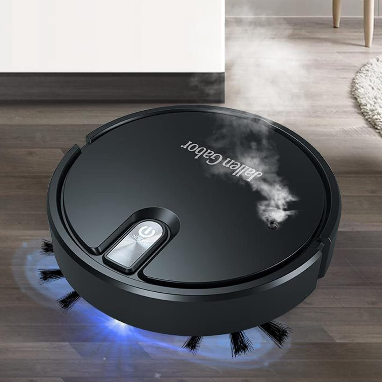 Ein schwarzer Jallen Gabor Roboter-Staubsauger reinigt einen Holzboden. Er hat Bürsten, Dampf und einen Ein-/Ausschalter. Im Hintergrund sind Wand und Teppich.