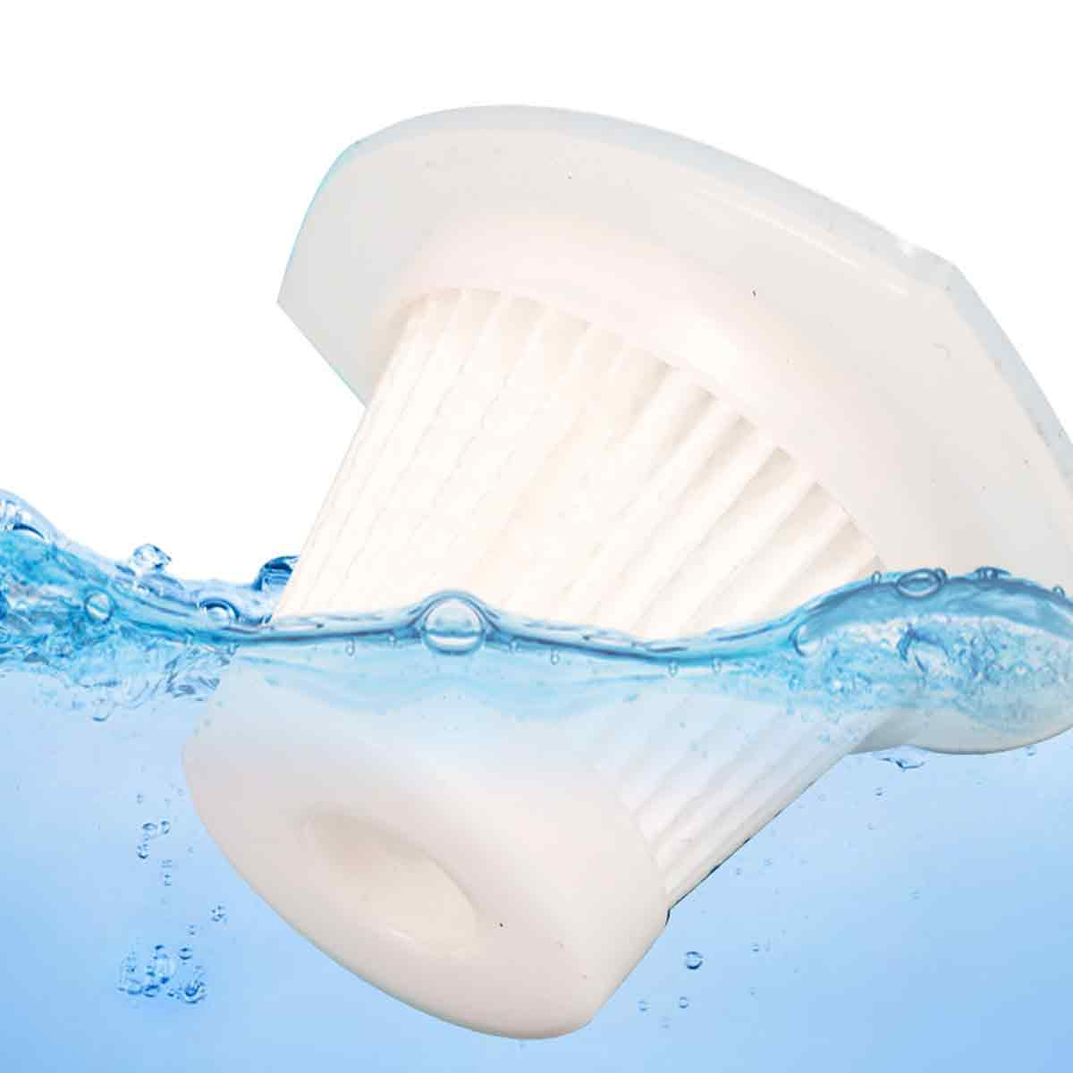 Ein weißer Staubsaugerfilter ist in blaues Wasser getaucht. Der Filter ist teilweise sichtbar, mit Ober- und Unterteil über Wasser.