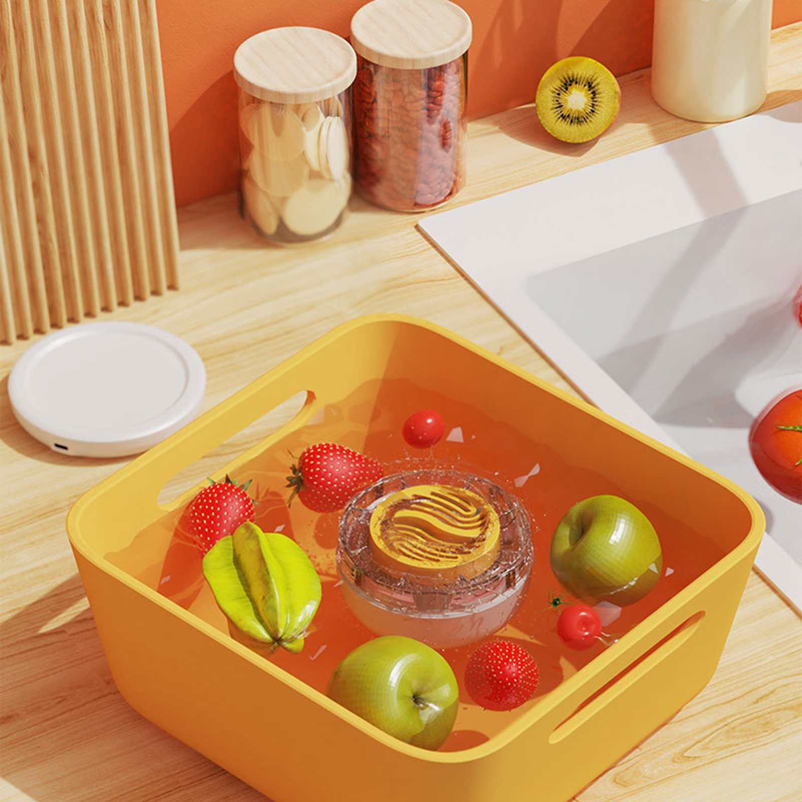 Eine gelbe Schale mit Obst in Wasser. Gläser, Kiwi und ein weißes Waschbecken sind im Hintergrund. Weißer Deckel links.