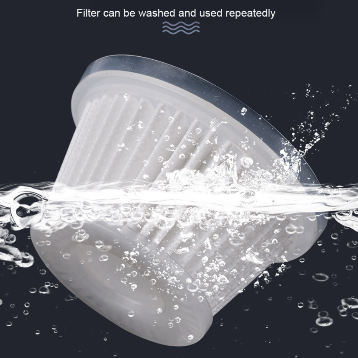 Ein weißer Filter, der in Wasser mit Blasen untergetaucht ist. Der Filter ist zylindrisch und besteht aus einem porösen Material mit klarem Kunststoffrand.