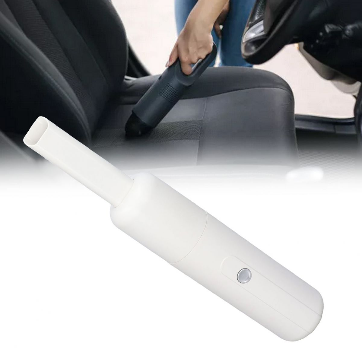 Eine Person, die einen Autositz mit einem Handstaubsauger absaugt. Der Staubsauger ist weiß, der Sitz dunkelgrau.