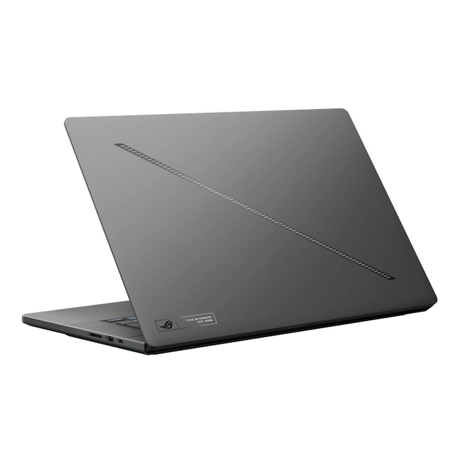 Un laptop grigio scuro è aperto ad angolo. Una linea diagonale di fori attraversa il coperchio. Il logo ROG è in basso a destra.