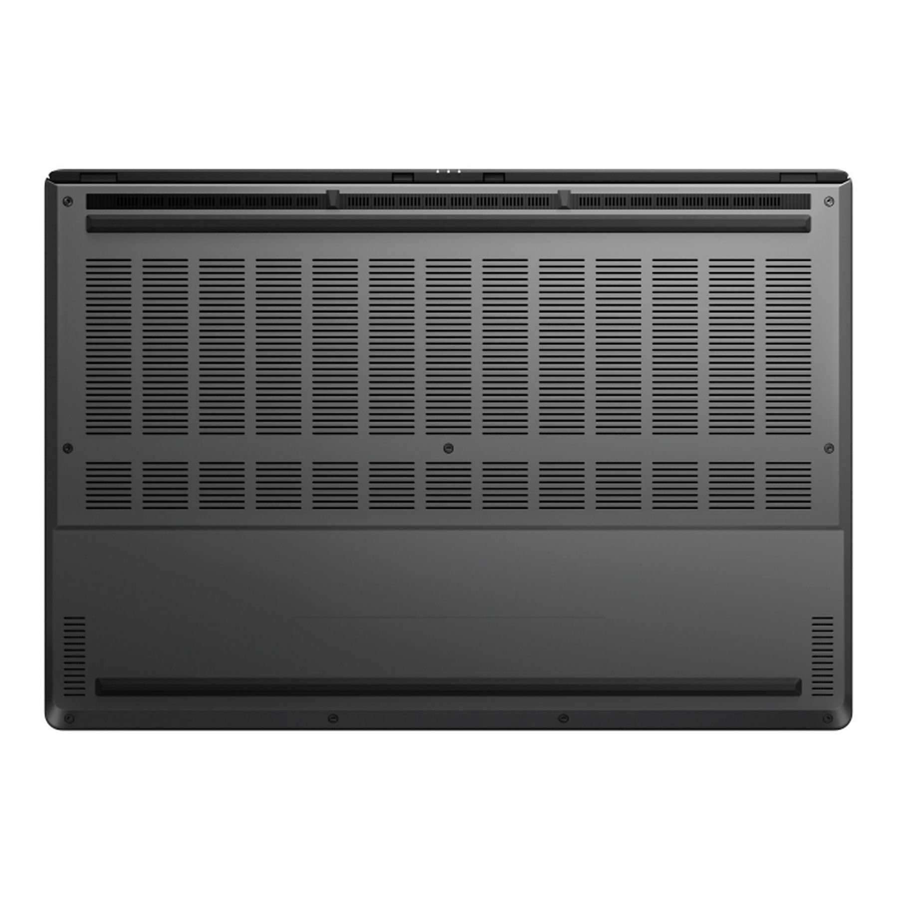 Vista inferiore di un laptop nero. Ha griglie di ventilazione e fori per le viti. La superficie è opaca.