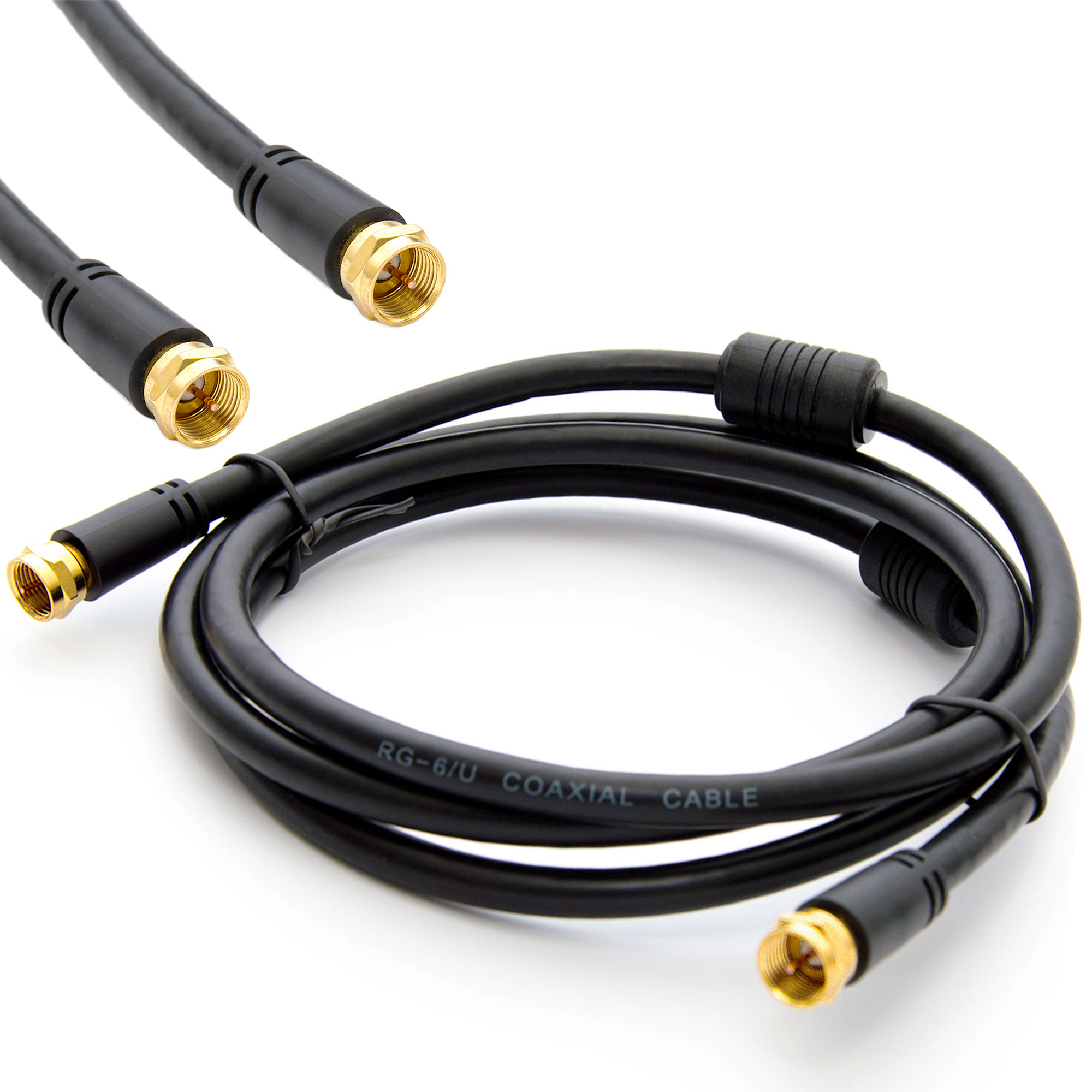 Schwarzes Koaxialkabel mit goldfarbenen Steckern auf weißem Hintergrund. Der Text auf dem Kabel lautet RG-6/U COAXIAL CABLE.