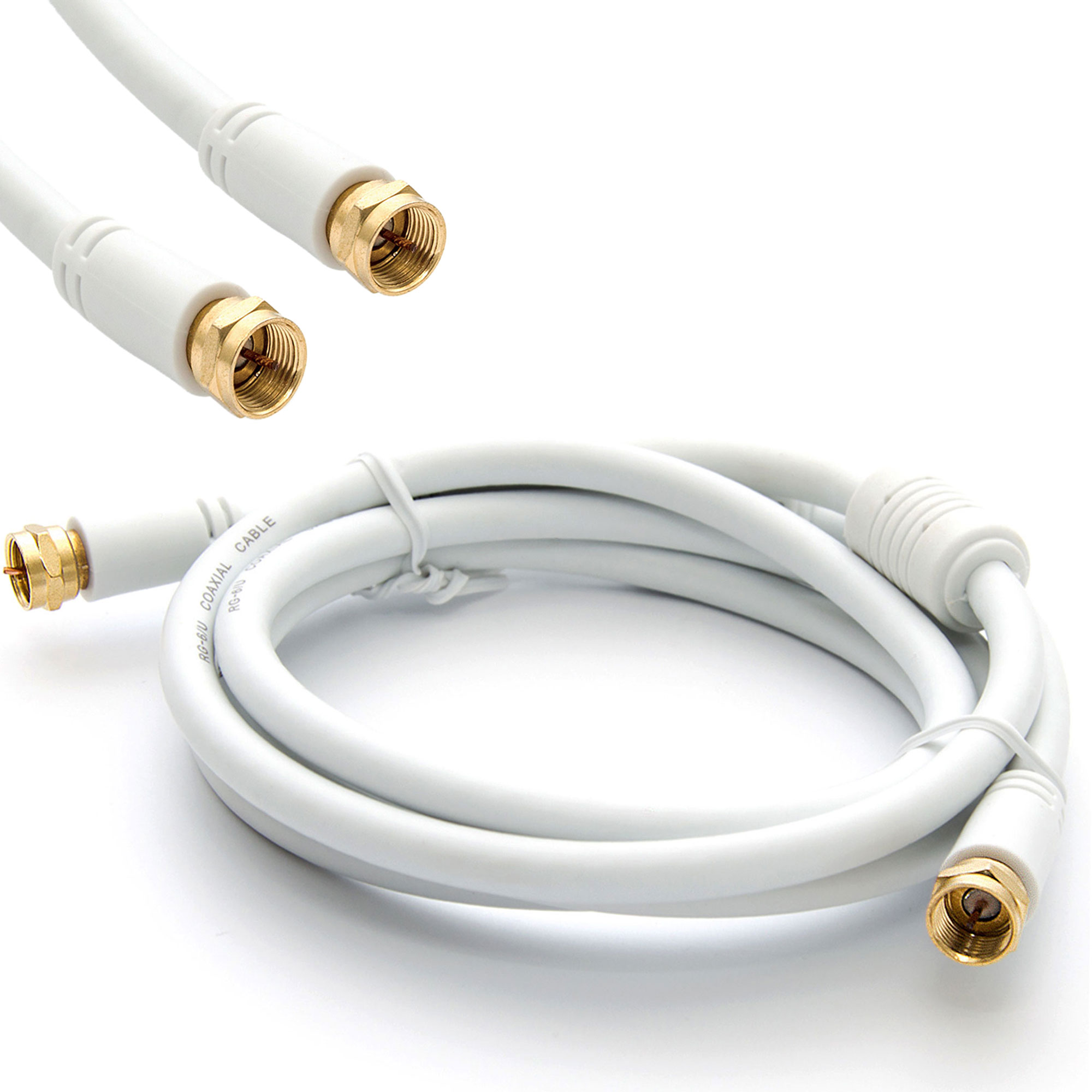 Ein weißes Koaxialkabel mit goldenen Steckern ist auf einer weißen Oberfläche aufgerollt. Zwei Stecker sind oben im Fokus.