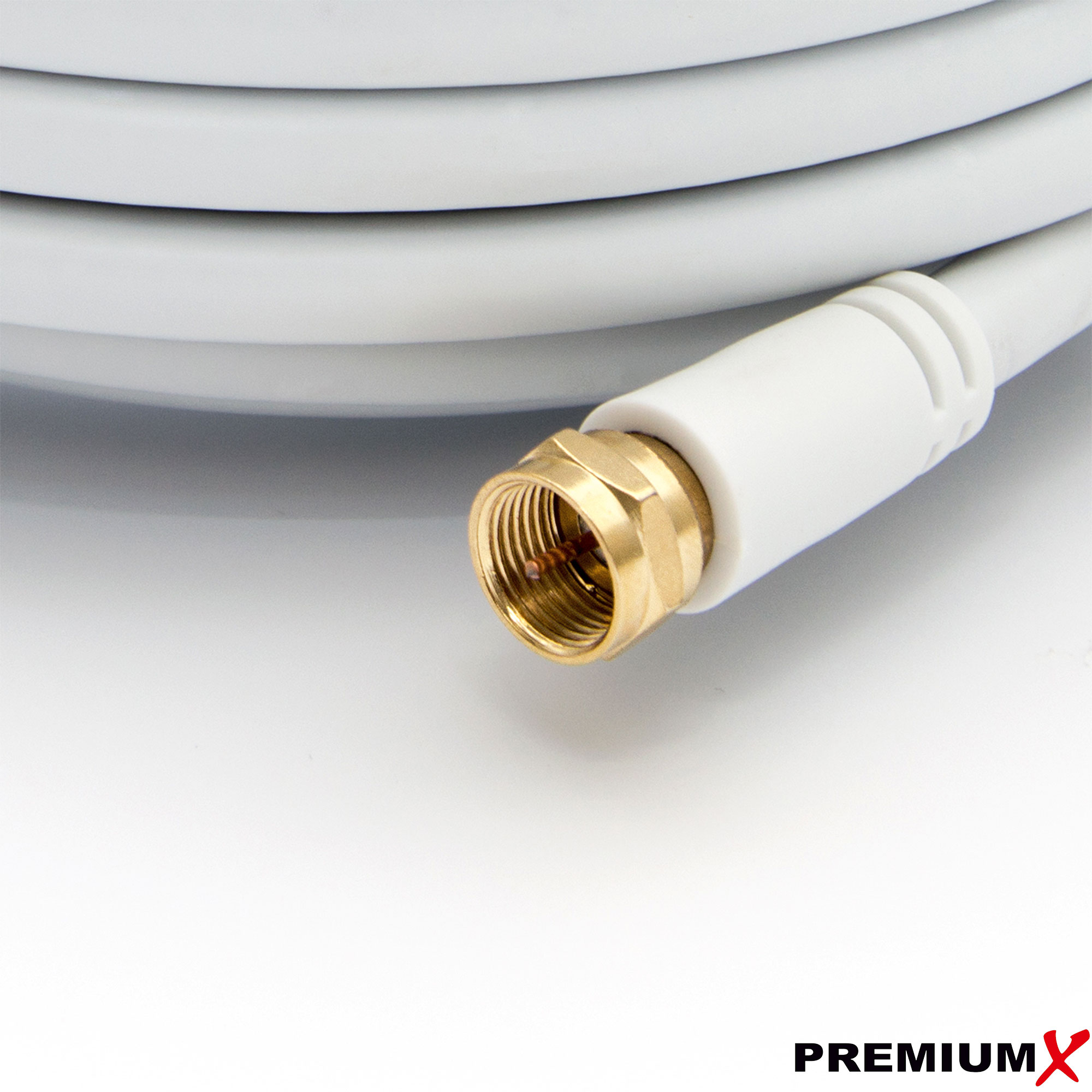 Nahaufnahme eines weißen Koaxialkabels mit goldfarbenem Stecker. Das Kabel ist aufgerollt, der Hintergrund ist weiß.
