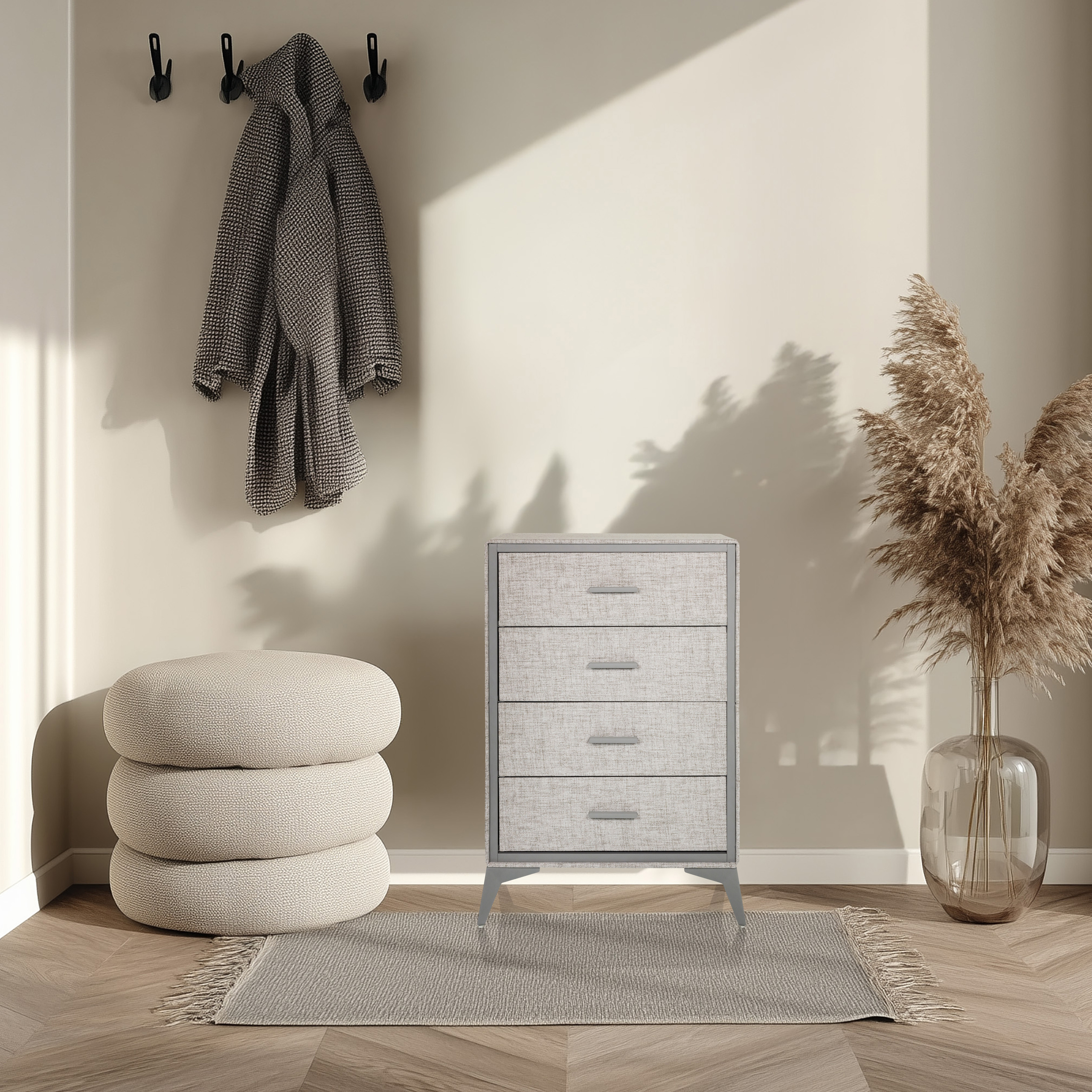 Ein Raum mit Kommode, Teppich und Pflanze. Ein Mantel hängt an Haken. Weiches Licht und Schatten verstärken die Szene.