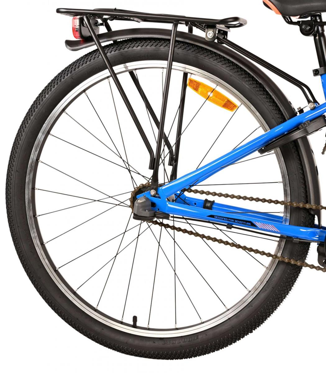 Nahaufnahme von Hinterrad, Reifen und Rahmen eines Fahrrads. Das Fahrrad ist blau mit Gepäckträger, Schutzblech und Reflektor.