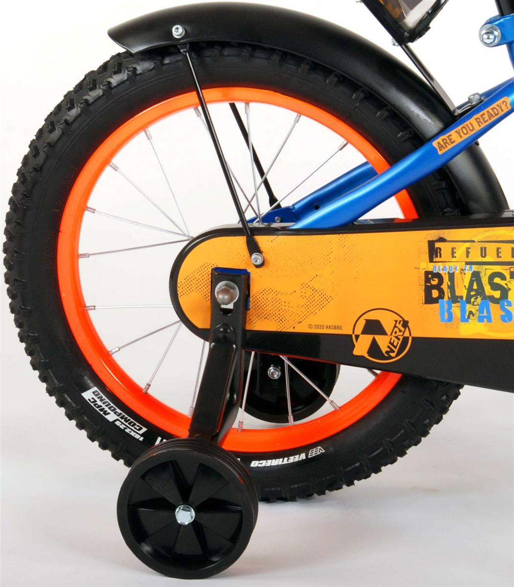 Nahaufnahme eines Fahrradrads mit Stützrädern. Oranger Felgen, schwarzer Reifen und blauer Rahmen. Das Fahrrad hat ein Nerf-Thema mit Text.