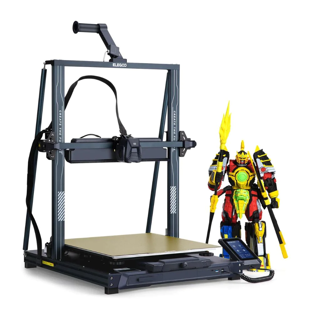 Una stampante 3D accanto a un giocattolo robot colorato con schermo.