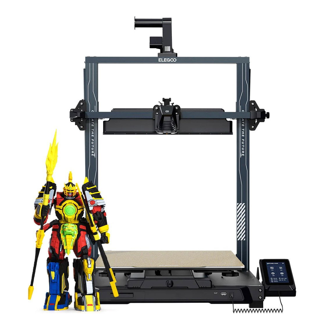 Una stampante 3D con un giocattolo robot colorato. La stampante è nera con un display. Il robot è rosso, giallo, blu e verde.