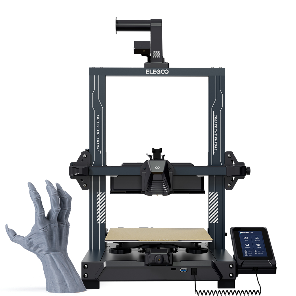 Una stampante 3D con una mano stampata accanto. La stampante è grigia e nera. C'è un touchscreen a destra.