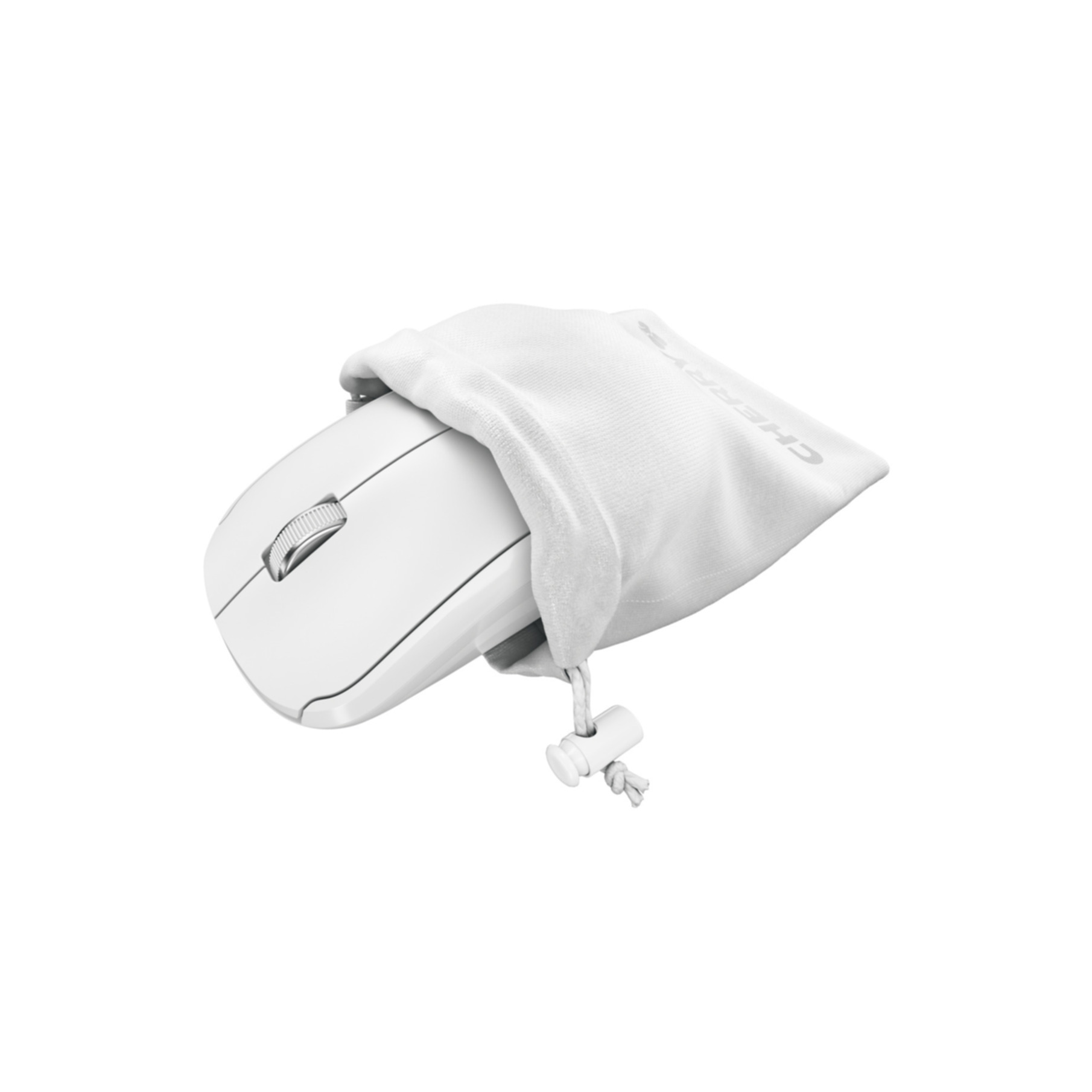 Een witte draadloze muis zit gedeeltelijk in een witte zak met trekkoord. De achtergrond is wit.