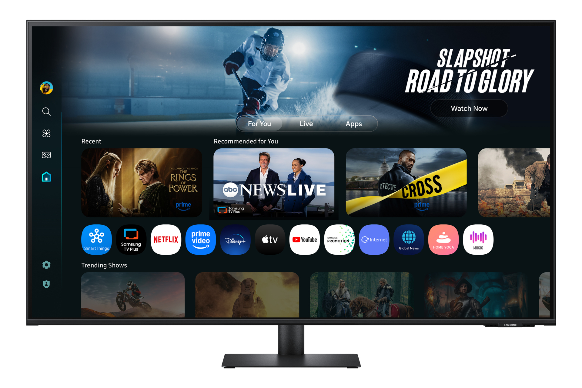 Un televisore Samsung mostra una partita di hockey, icone di app e consigli sui programmi, tra cui 'Rings of Power'.