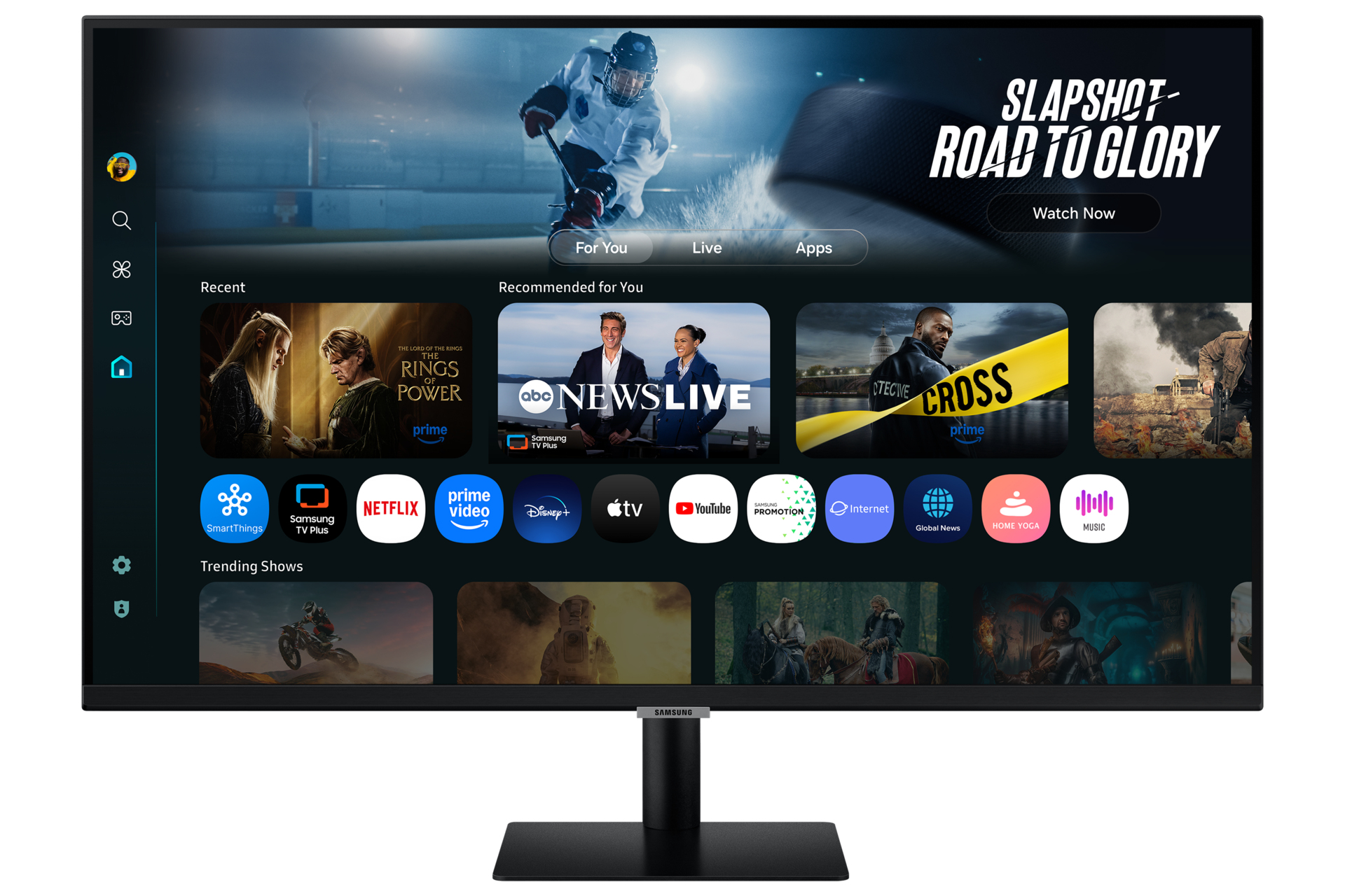 Un televisore Samsung mostra app di streaming. Partita di hockey, notizie e consigli di programmi sono visibili.