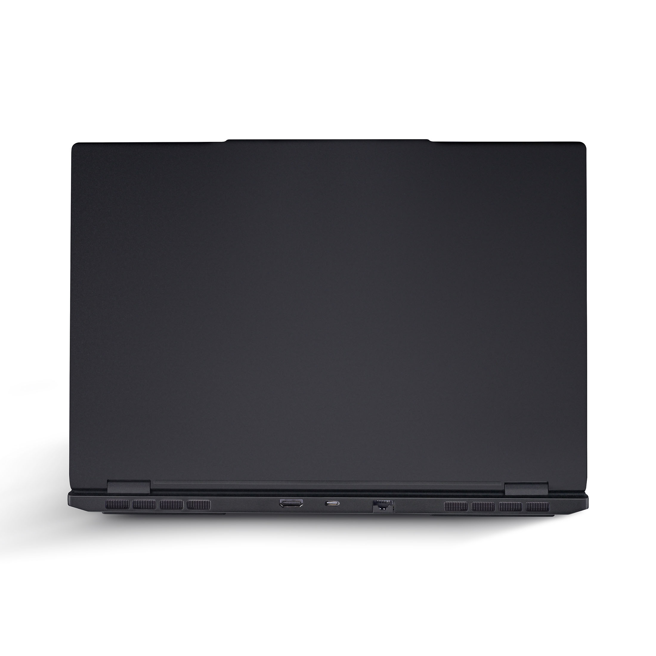 Draufsicht auf einen schwarzen Laptop, geschlossen, auf weißem Hintergrund. Anschlüsse und Lüftungsschlitze sind sichtbar.