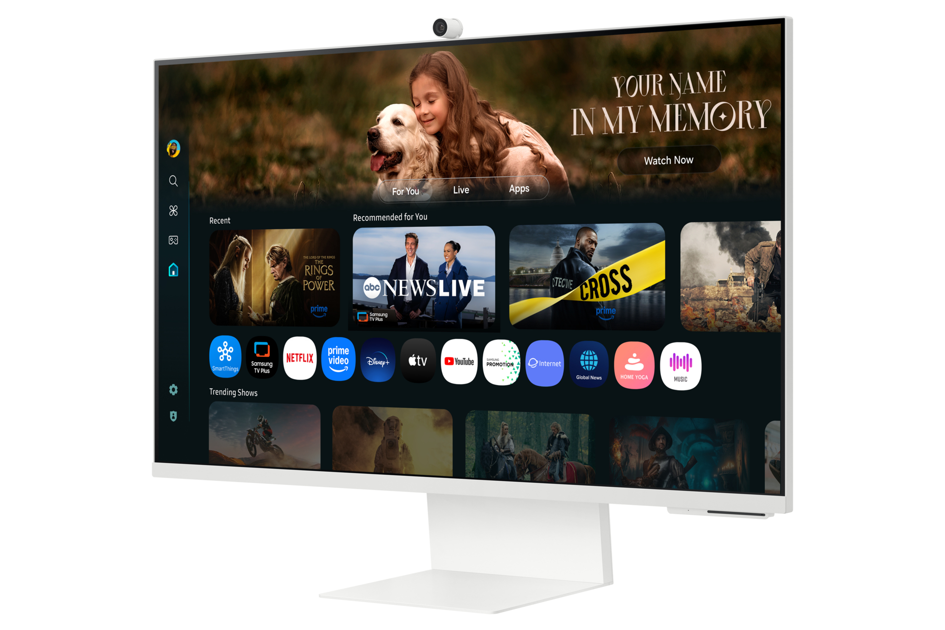 Un monitor bianco mostra un'interfaccia TV con icone di app e una ragazza che abbraccia un cane. Lo schermo mostra 'Your Name In My Memory'.