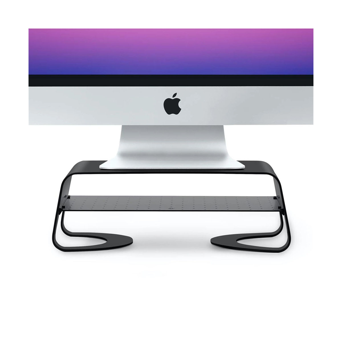 Un computer Apple iMac su un supporto nero. Lo schermo mostra una sfumatura viola e nera.