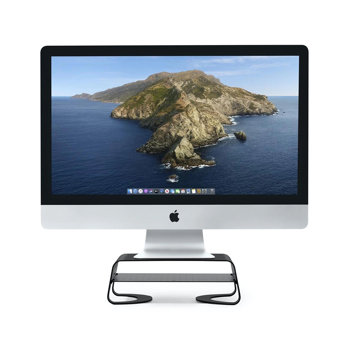 Un computer iMac argento mostra un paesaggio. È su un supporto in metallo nero. Lo schermo mostra una montagna e l'acqua.