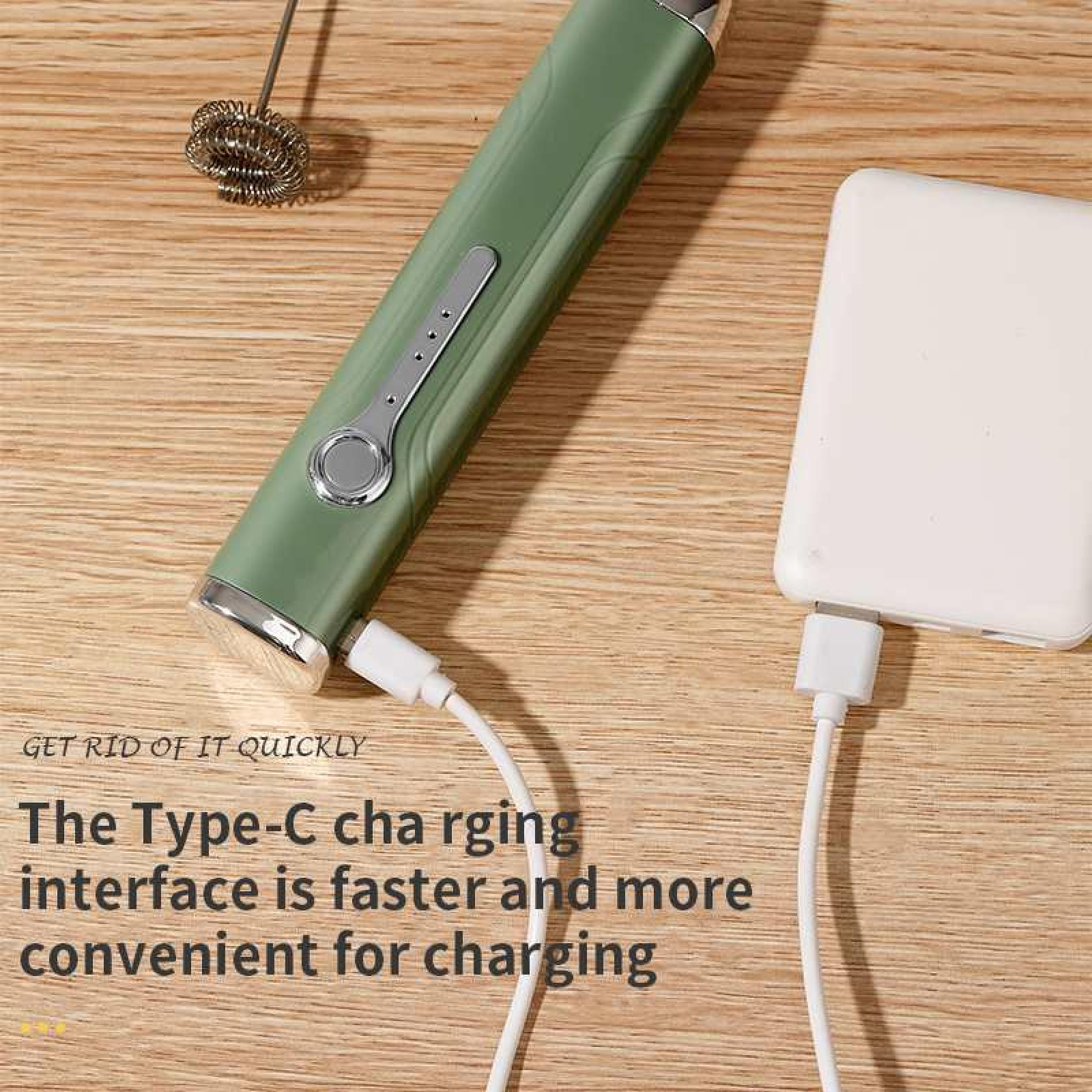 Grüner Milchaufschäumer und Powerbank mit weißen Kabeln zum Aufladen. Text: Typ-C-Aufladen ist schneller und bequemer.