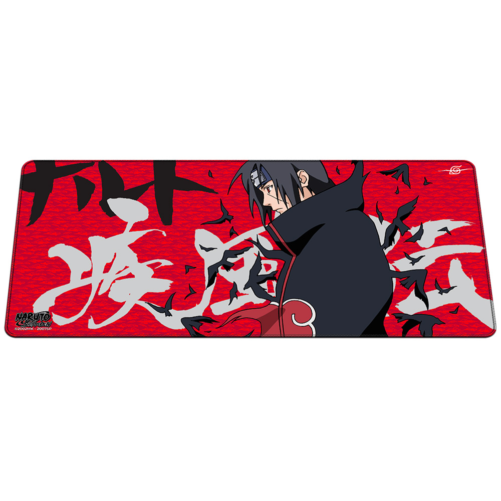 Mauspad mit rotem Hintergrund, weißen japanischen Schriftzeichen und einer Figur aus Naruto in Schwarz und Rot, mit Krähen.
