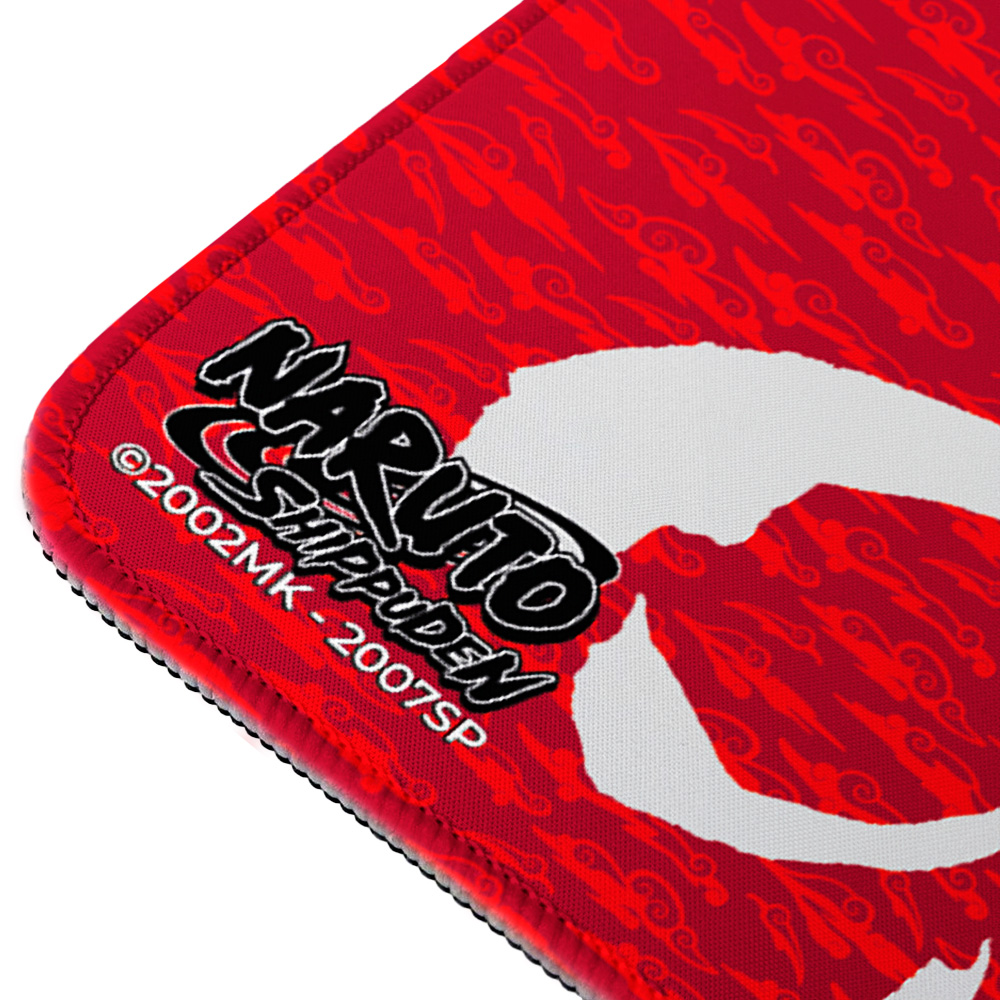 Rotes Mousepad mit Naruto Shippuden Logo. Weißes Kanji-Symbol. Der Hintergrund weist rote Wolkenmuster auf.