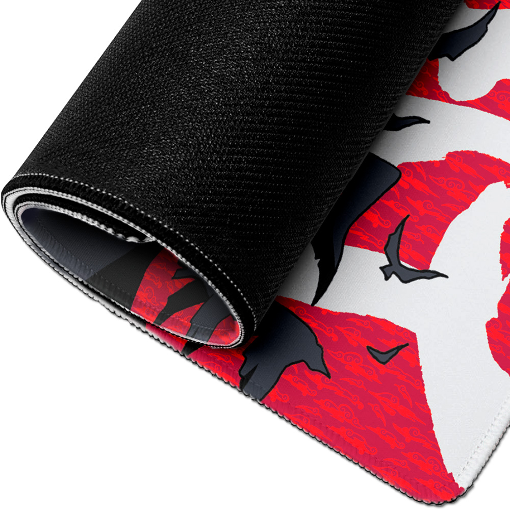 Aufgerolltes Mousepad mit schwarzer, strukturierter Unterseite. Die Oberseite hat ein rot-weißes Design mit schwarzen Vogelsilhouetten.