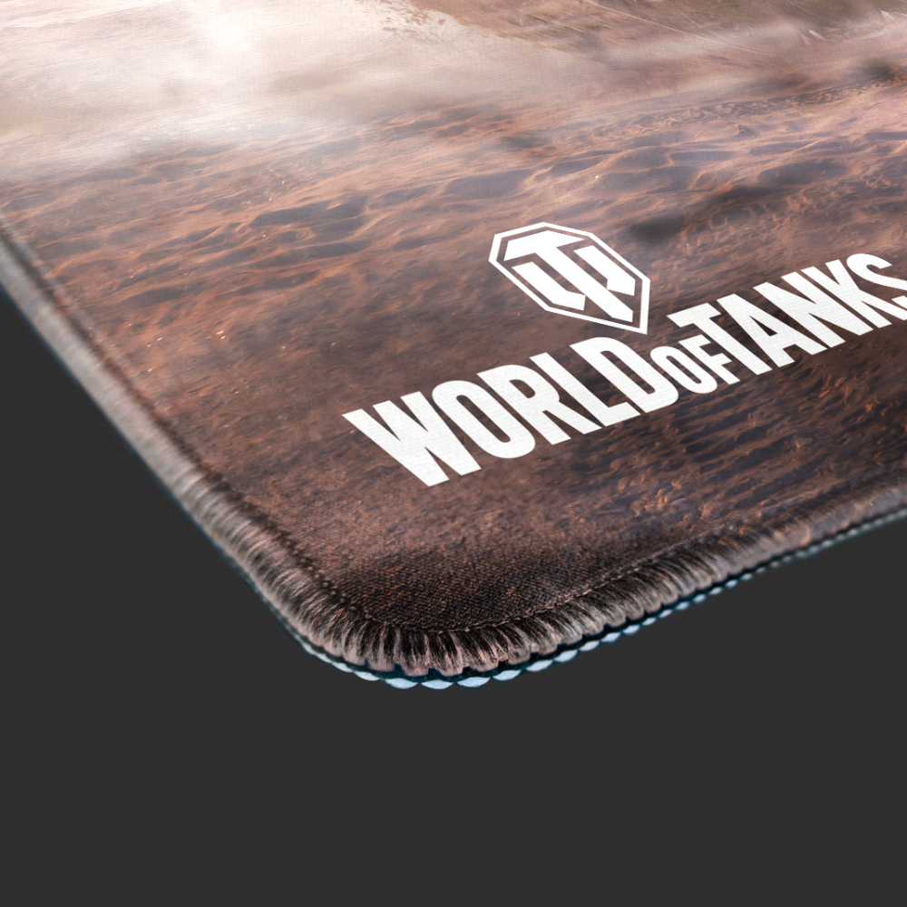 Tappetino per mouse con logo World of Tanks e sfondo marrone simile all'acqua. Testo e logo bianchi su sfondo scuro. Il bordo è visibile.