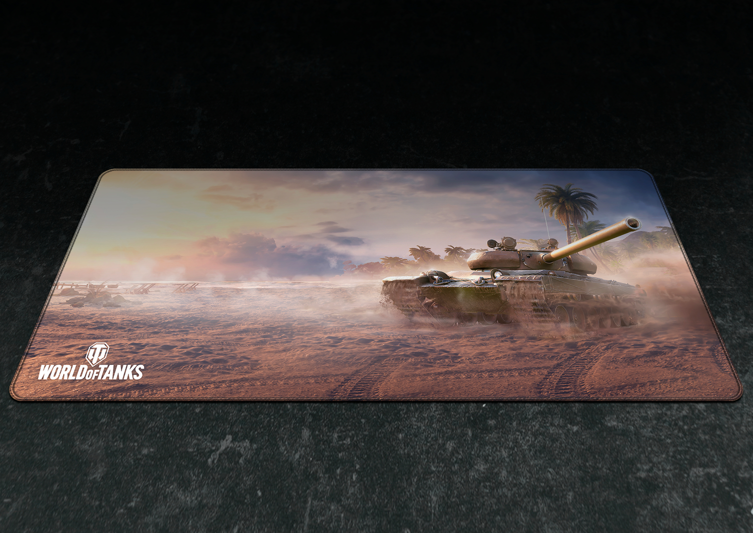 Tappetino per mouse con un carro armato in un deserto con palme e il logo di World of Tanks.