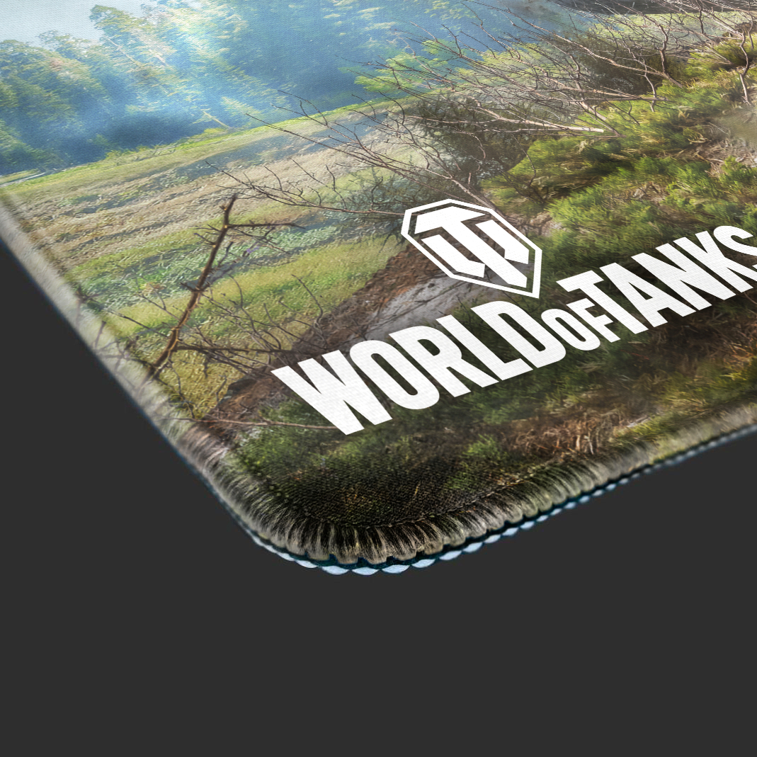 Tappetino per mouse con logo World of Tanks. Lo sfondo mostra una foresta e un fiume. I bordi sono visibili.