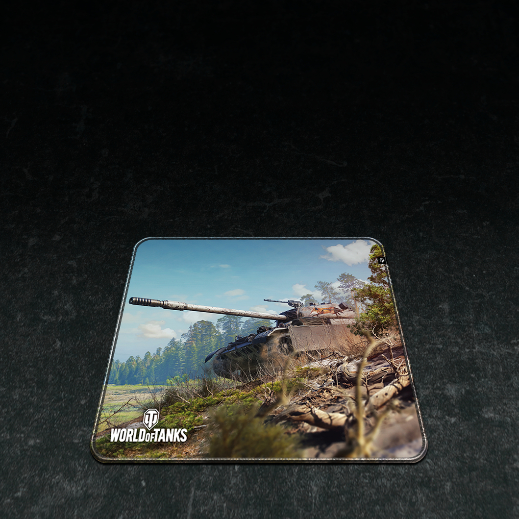 Un tappetino per mouse con l'immagine di un carro armato. Il carro armato è in una foresta. Il cielo è blu. Il logo di World of Tanks è in basso.