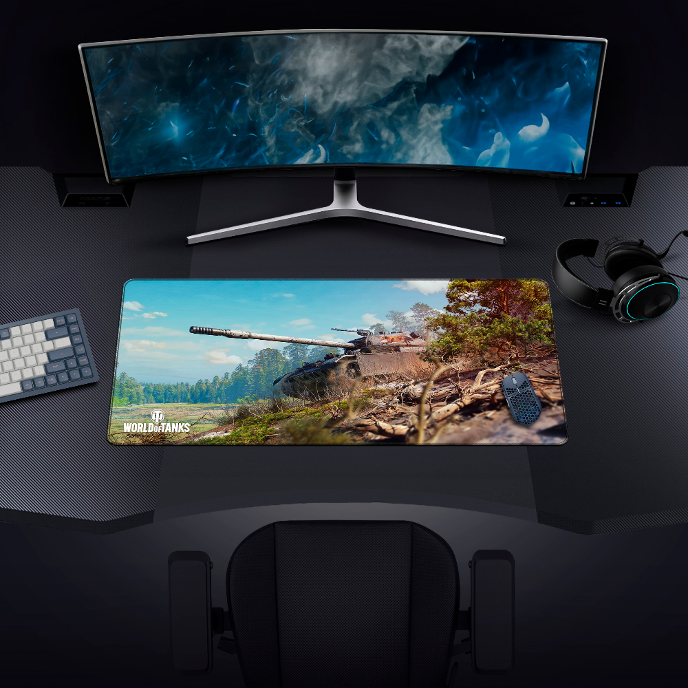 Un setup di gioco con monitor curvo, tastiera, mouse e cuffie. Il tappetino mostra una scena di World of Tanks con un carro armato.