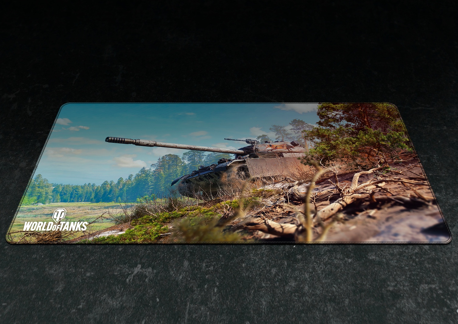 Un carro armato su un tappetino per mouse, sullo sfondo di una foresta con cielo blu. Il logo World of Tanks è visibile.