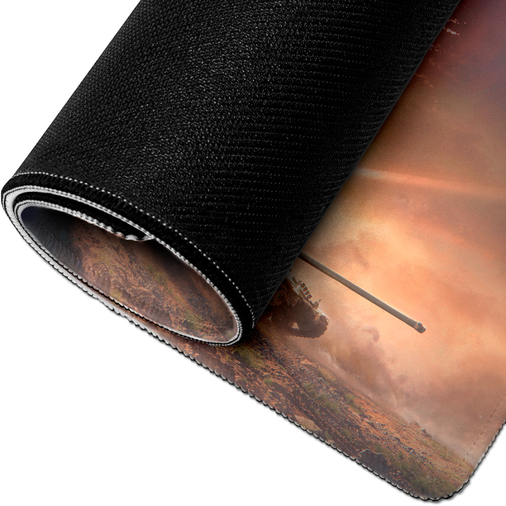Aufgerolltes schwarzes Mousepad zeigt eine Schlachtfeldszene. Ein Panzer mit ausgefahrener Kanone ist in der Ferne zu sehen, inmitten eines staubigen, orangefarbenen Himmels.