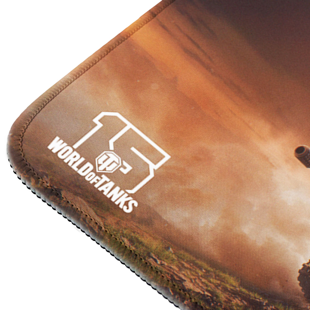 Mauspad mit World of Tanks-Logo und Landschaftshintergrund. Das Logo ist eine weiße '15' mit Text. Braun, Grün und Orange dominieren.