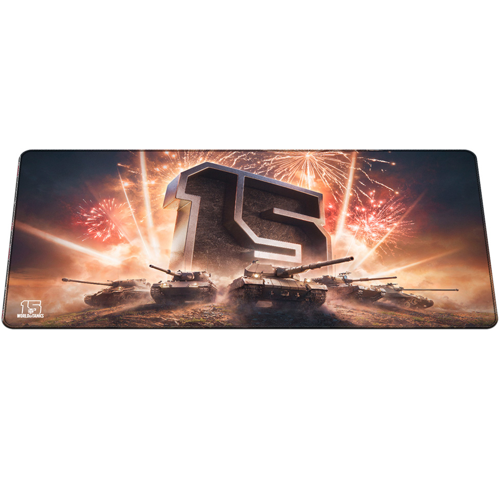 Mauspad mit Panzern. Eine große metallische '15' mit Feuerwerk im Hintergrund. Das World of Tanks-Logo befindet sich in der linken Ecke.