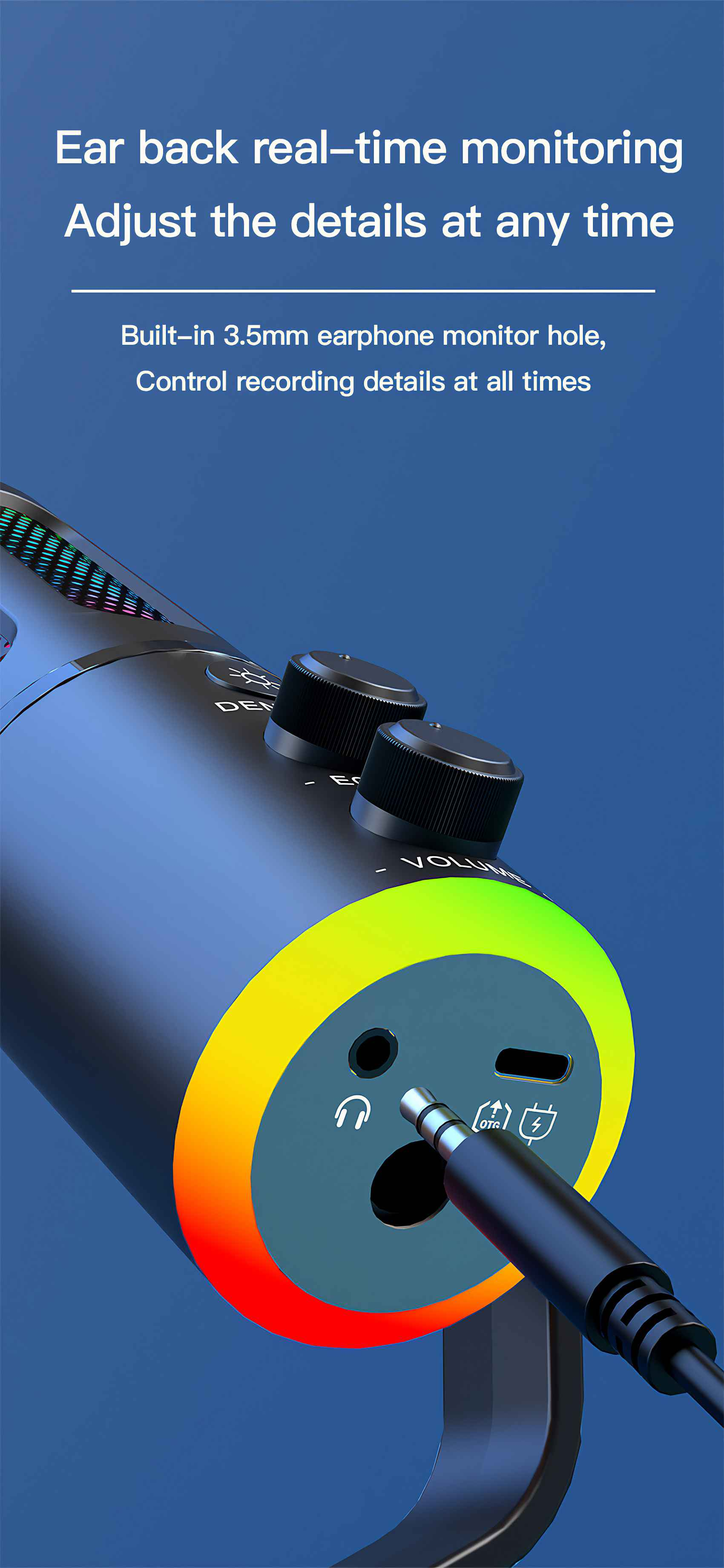 Nahaufnahme eines schwarzen Mikrofons mit eingesteckter 3,5-mm-Klinke. Bunter Farbverlauf um den Klinkenanschluss. Blauer Hintergrund.