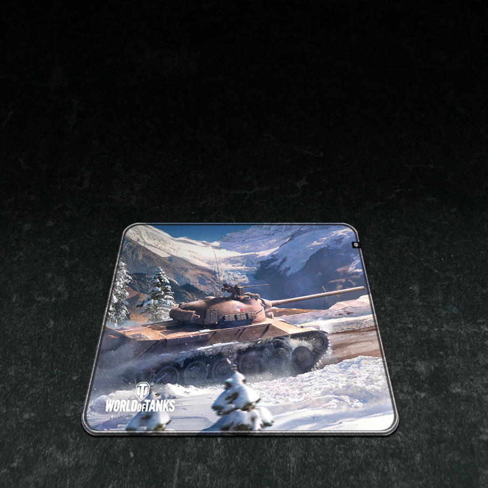 Un tappetino per mouse con un carro armato in un paesaggio innevato. Montagne e alberi sullo sfondo. Il logo World of Tanks è visibile.