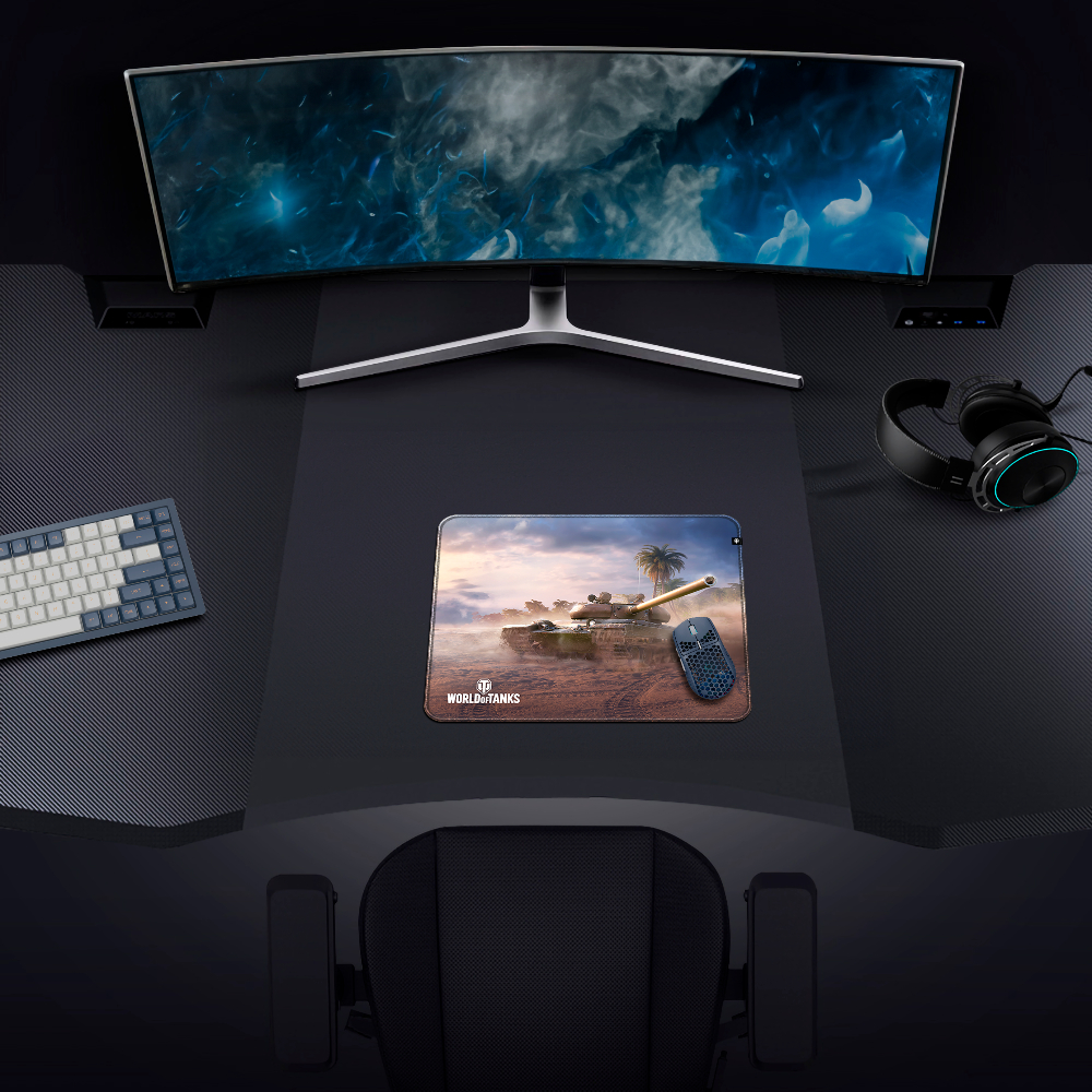 Configurazione di gioco: monitor curvo, tastiera, cuffie, mouse e tappetino con immagine di carro armato.