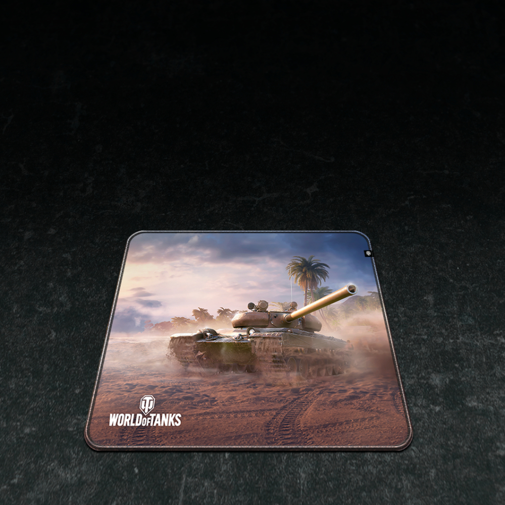 Un tappetino per mouse di World of Tanks che mostra un carro armato in un paesaggio desertico con palme sotto un cielo nuvoloso. Il logo è visibile.