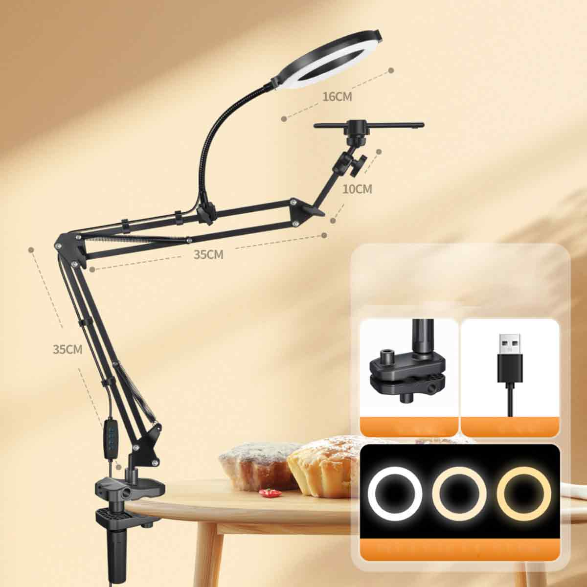 Eine schwarze Schreibtischlampe mit Ringlicht steht auf einem Holztisch. Neben dem Lampensockel liegen zwei Kuchen.