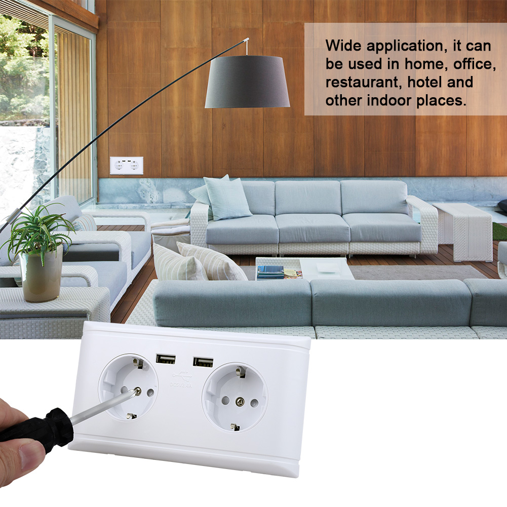 Eine weiße Steckdose mit USB-Anschlüssen wird installiert. Im Hintergrund befindet sich ein modernes Wohnzimmer mit Sofa.